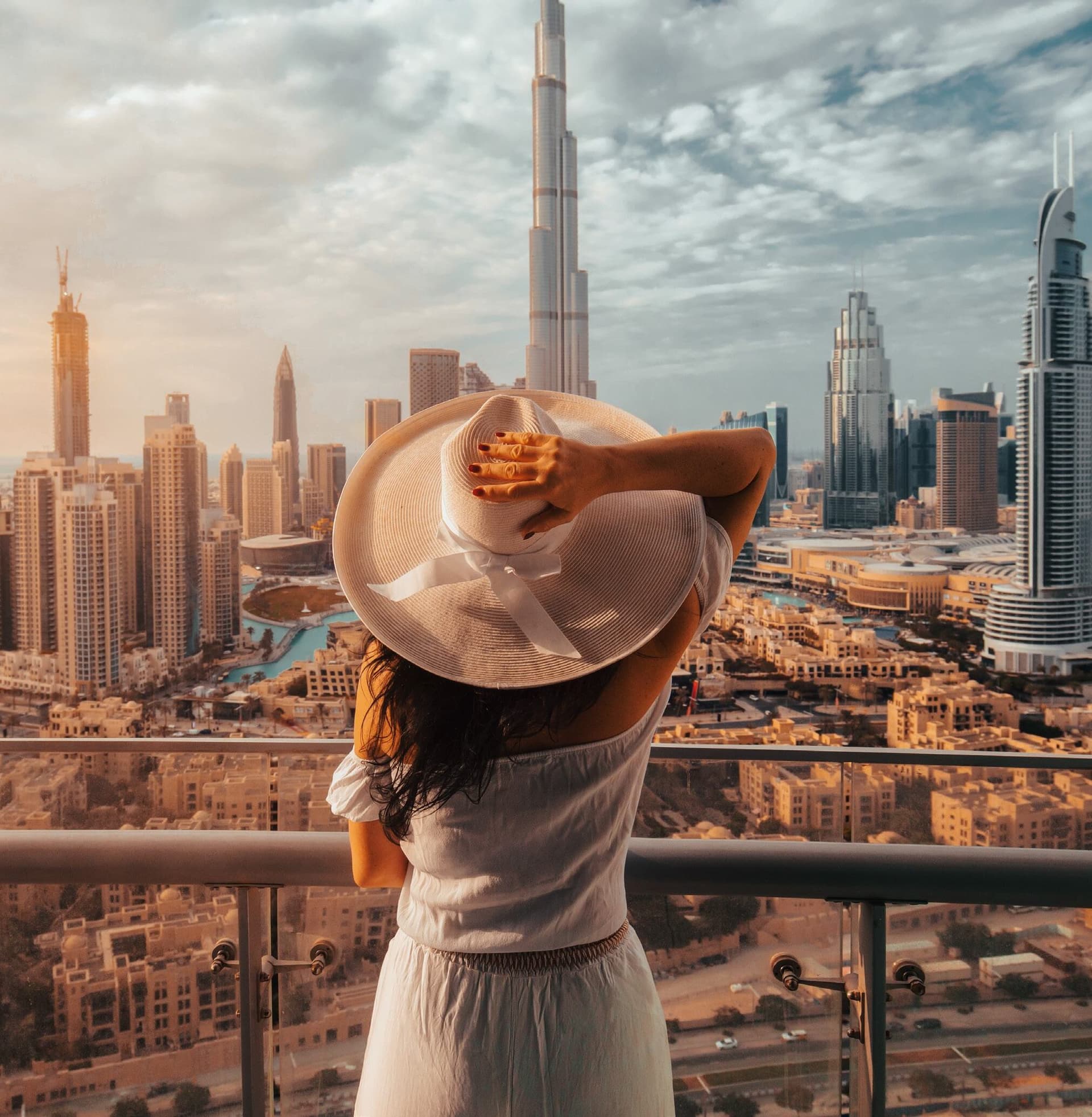 Mujer frente al Burj Khalifa en Dubái